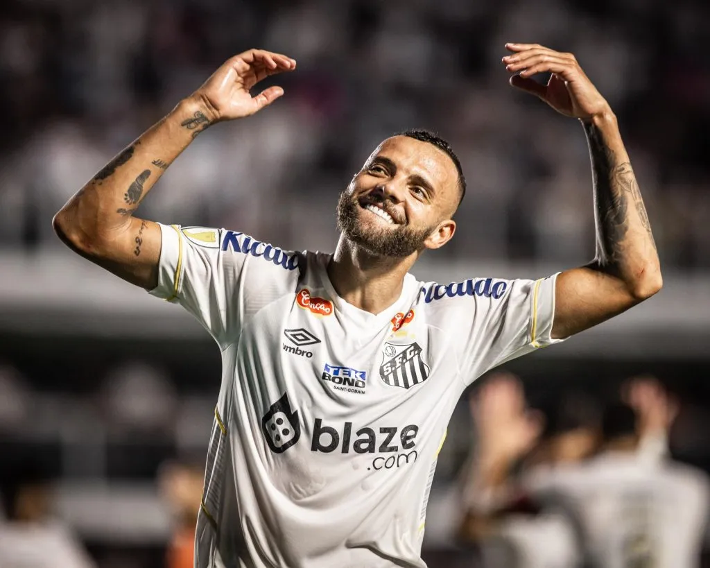 Guilherme foi exaltado por Neymar – (Fotos: Raul Baretta/ Santos FC).
