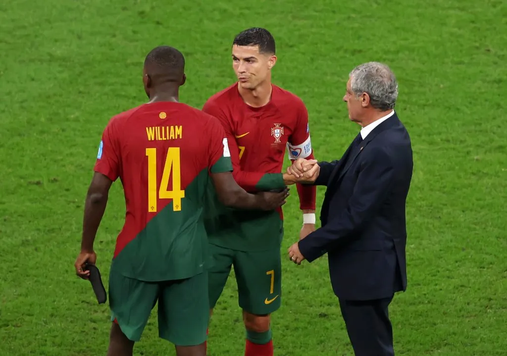 William Carvalho e Cristiano Ronaldo durante a Copa do Mundo de 2022. (Photo by Alex Pantling/Getty Images)