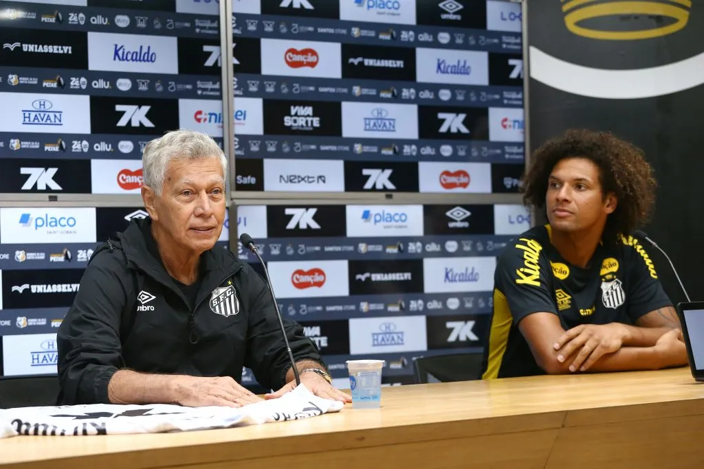 SP – SANTOS – 04/07/2025 – SANTOS, APRESENTACAO  WILLIAN ARAO, O ex atleta Clodoaldo Tavares(Corro) apresenta o novo reforco do Santos FC, Willian Arao em coletiva de imprensa na Vila Belmiro –  Foto: Mauricio De Souza/AGIF