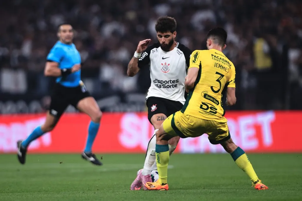 Yuri Alberto jogador do Corinthians disputa lance com Jemmes jogador do Mirassol durante partida no estadio Arena Corinthians pelo campeonato Brasileiro A 2025. Foto: Ettore Chiereguini/AGIF