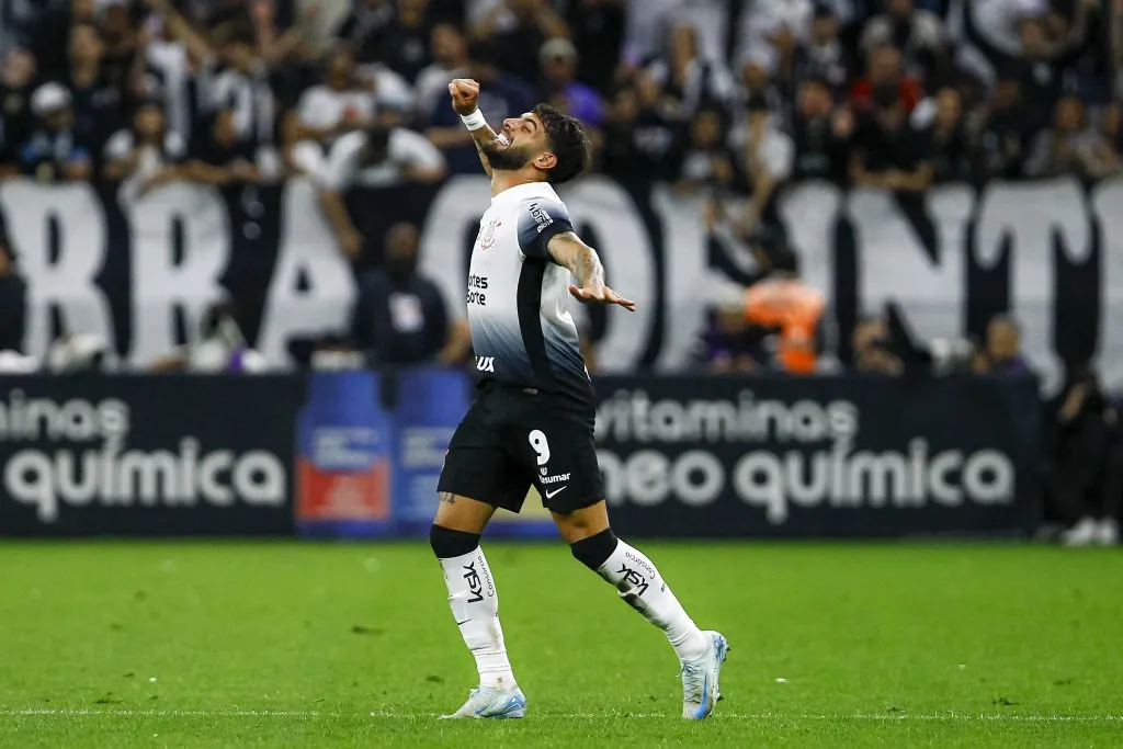 Yuri Alberto marca seu 30º gol na temporada e o seu 14º no Brasileirão, sendo o artilheiro isolado da competição. Foto: Marco Miatelo/AGIF