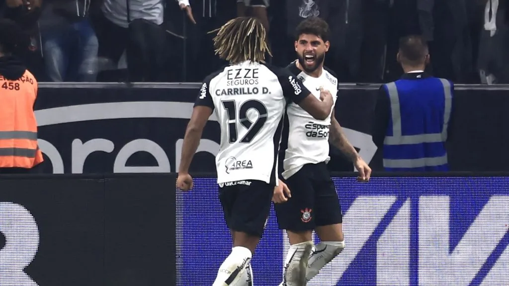 Yuri Alberto jogador do Corinthians comemora seu gol com André Carrillo –  Foto: Marcello Zambrana/AGIF