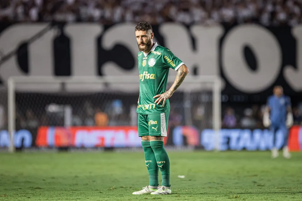 Volante do Palmeiras em partida na Vila Belmiro. Foto: Abner Dourado/AGIF