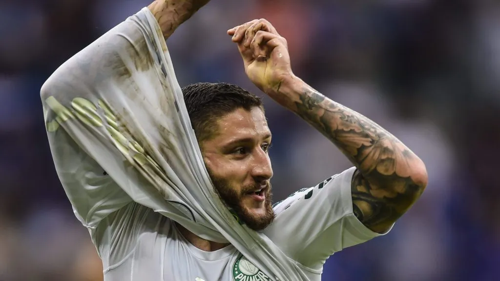 Zé Rafael tirando camisa do Palmeiras - Foto: Getty Images