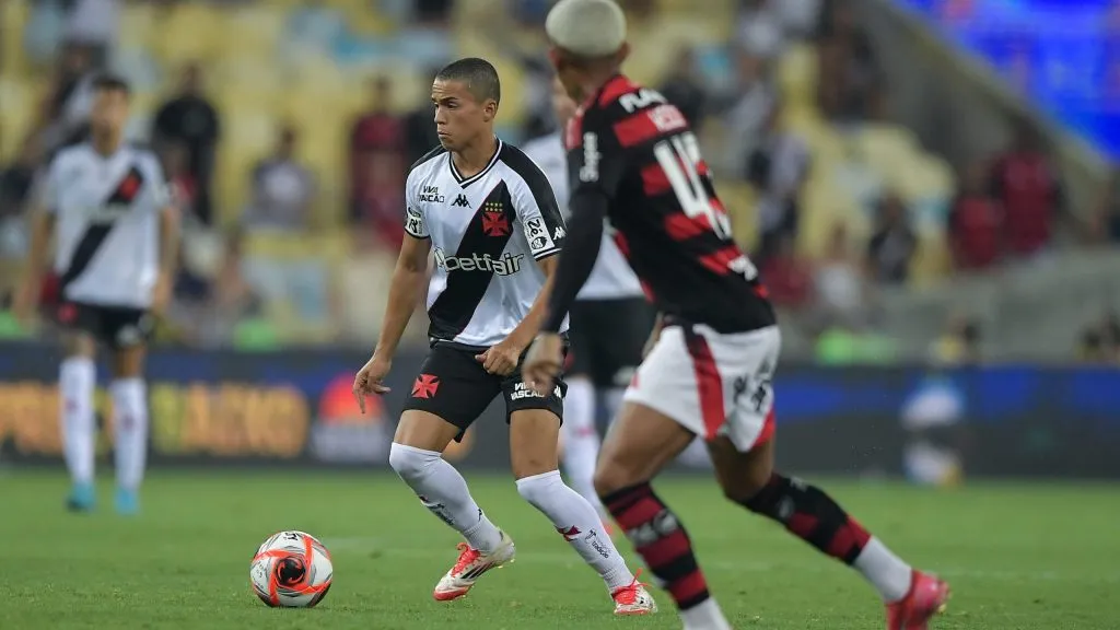 Zuccarello cometeu pênalti em Plata no 1º tempo. Foto: Thiago Ribeiro/AGIF