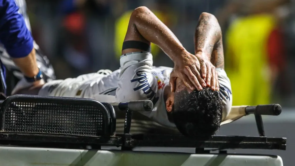 Aderlan jogador do Santos lamenta durante partida contra o Ituano no estádio Vila Belmiro pelo campeonato Brasileiro B 2024. Foto: Reinaldo Campos/AGIF