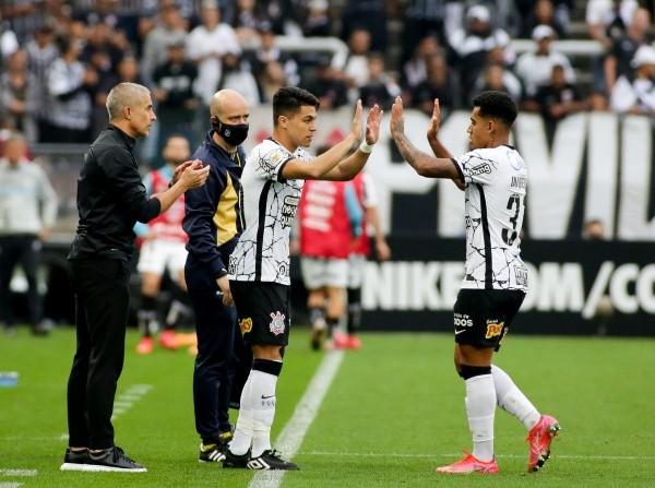 Foto: Rodrigo Coca/Ag. Corintians | Garotos da base ganham moral com Sylvinho no Corinthians