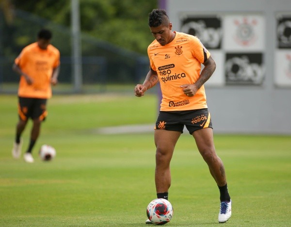 Paulinho treinando com bola nesta terça-feira (27, no CT Joaquim Grava – Foto: Rodrigo Coca, Agência Corinthians