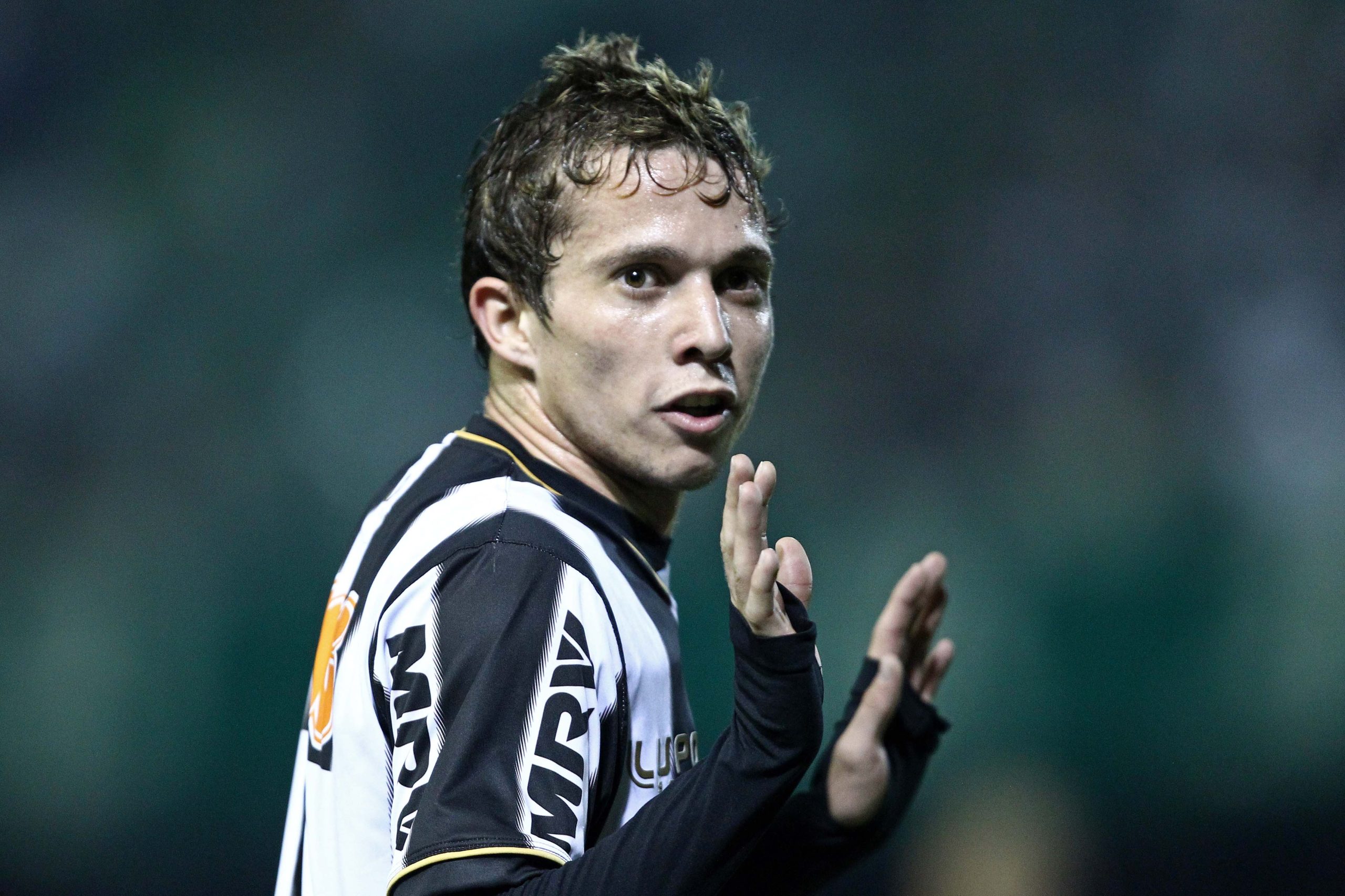 (Foto: Heuler Andrey/AGIF) Bernard nega que está negociando com o Corinthians