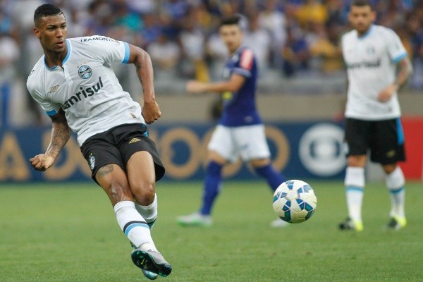 Foto: Thomas Santos/AGIF – Volante foi revelado pelo Grêmio, onde foi campeão da Copa do Brasil (2016); Palmeiras monitora situação