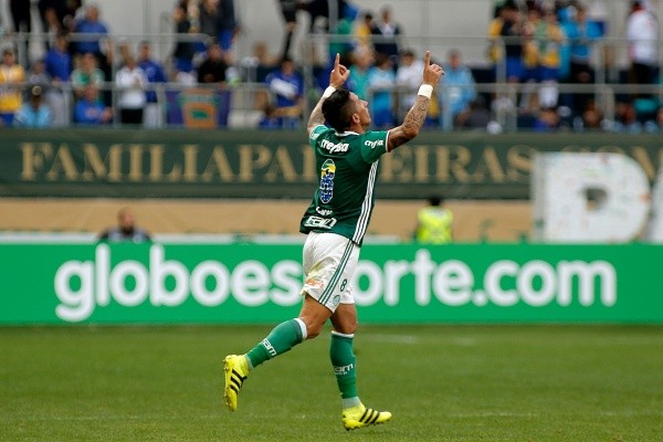 Foto:Daniel Vorley/AGIF -O jogador Lucas Barrios comemora o primeiro gol do Palmeiras durante partida do Campeonato Brasileiro A 2016, na Arena Allianz Parque
