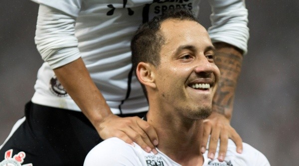 Rodriguinho com a camisa do Corinthians em 2018 (Foto: Daniel Vorley/AGIF)