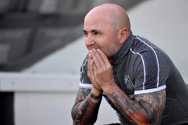 Foto: Bruno Ulivieri/AGIF – Com Sampaoli, Felipe Jonatan revezava com Jorge na lateral esquerda
