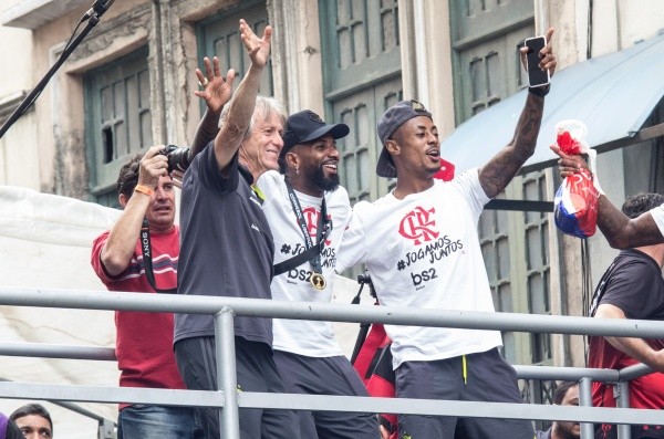 Foto: Bárbara Dias/AGIF – Jorge Jesus, Rodinei e Bruno Henrique