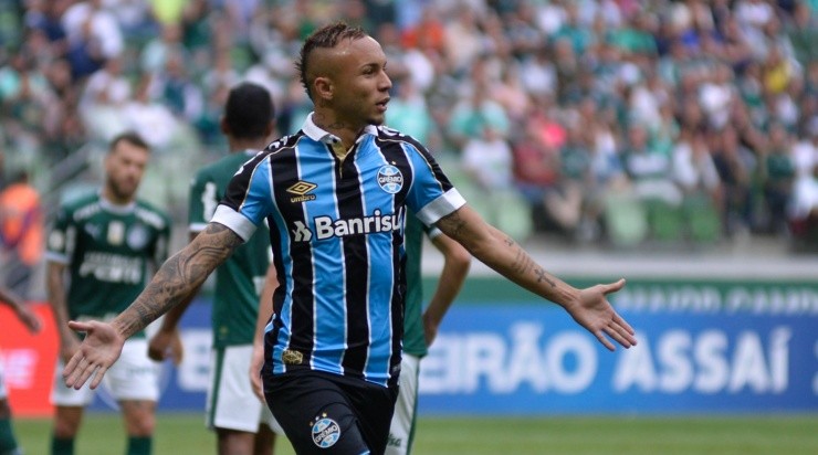 Foto: Bruno Ulivieri/AGIF - O atacante iniciou sua carreira e se destacou pelo Grêmio