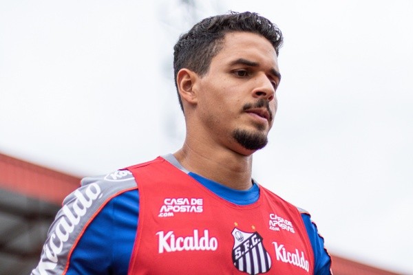 Foto: Rebeca Reis/AGIF – Veríssimo foi revelado na base do Santos e hoje defende o Benfica