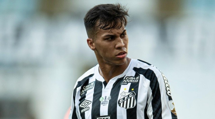 Foto: Jorge Rodrigues/AGIF - Kaio Jorge pode iniciar sua carreira no Santos.