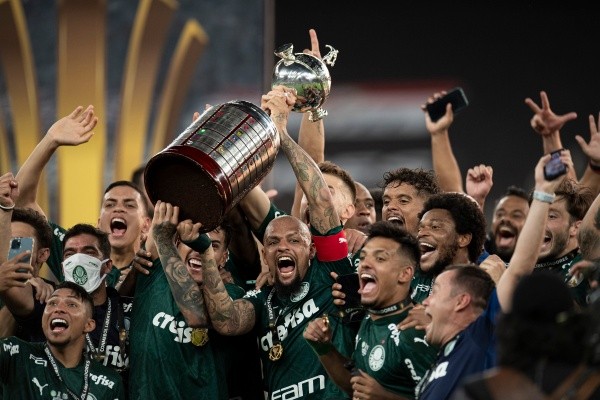 Foto: Jorge Rodrigues/AGIF -Felipe Melo jogador do Palmeiras levanta a taça de campeão da Libertadores