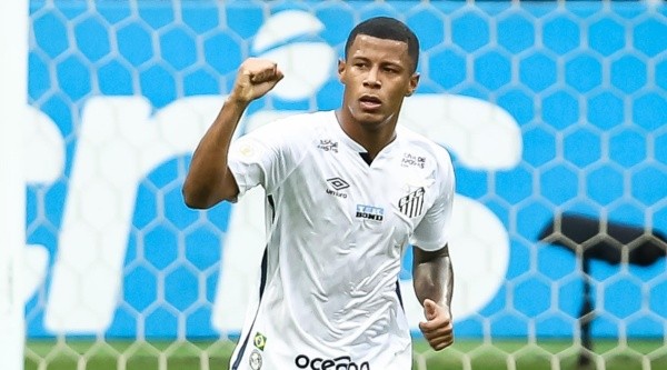 Arthur Gomes deixou o Santos em 2021 (Foto: Pedro H. Tesch/AGIF)