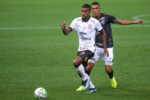 Marcello Zambrana/AGIF/ Léo Natel em campo com a camisa do Corinthians. 
