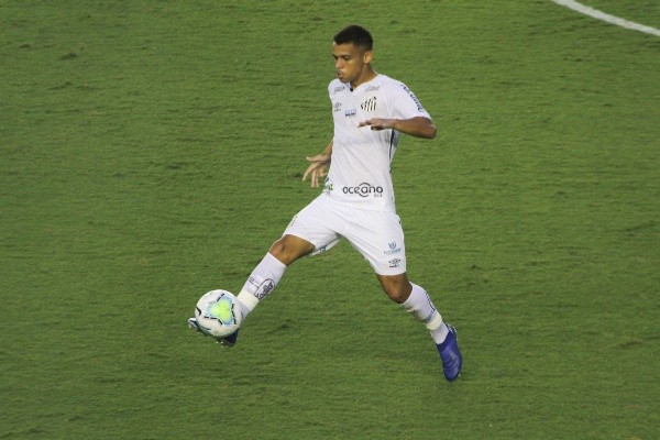Foto: Fernanda Luz/AGIF -Sandry em ação pelo Santos
