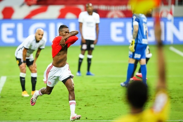Agif/Pedro H. Tesch – Edenilson marca gol impedido contra o Corinthians