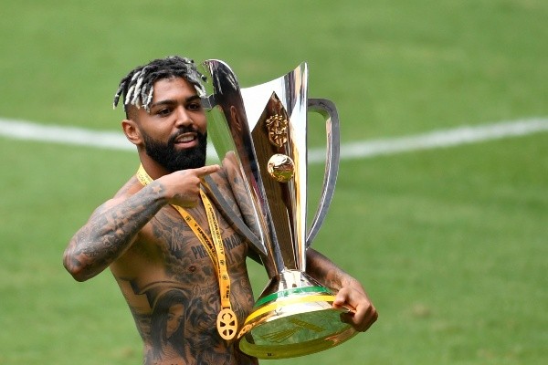 Foto: Mateus Bonomi/AGIF – Gabigol comemora título da Supercopa em 2021 em cima do Palmeiras