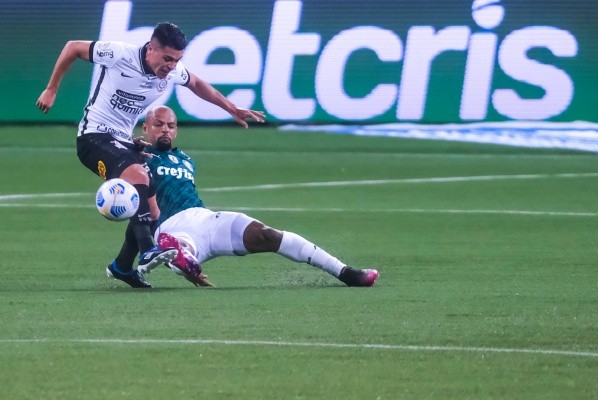 Felipe Melo em duelo contra o Corinthians, em 2021, no lance, é driblado por Roni, do Timão – Foto:Marcello Zambrana/AGIF