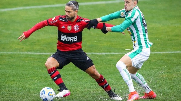 RS - Caxias do Sul - 27/06/2021 - BRASILEIRO A 2021, JUVENTUDE X FLAMENGO - Guilherme Castilho jogador do Juventude disputa lance com Diego jogador do Flamengo durante partida no estadio Alfredo Jaconi pelo campeonato Brasileiro A 2021. Foto: Pedro H. Tesch/AGIF