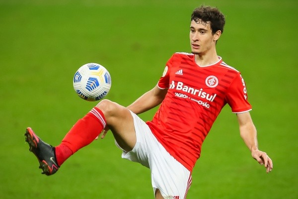 Foto: Pedro H. Tesch/AGIF – Rodrigo Dourado é outro que o Inter ofereceu ao Peixe em troca por atacante de 25 anos