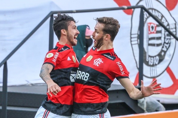 Foto: Marcello Zambrana/AGIF – Paulo Sousa não tem utilizado Gustavo Henrique (à dir.) no Flamengo por conta de lesão no joelho