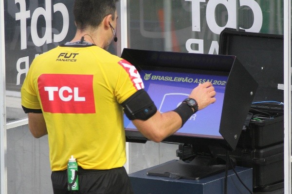 Foto: Fernanda Luz/AGIF – VAR anulou pênalti contra o Santos naquela partida