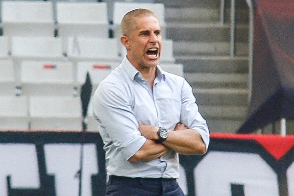 Sylvinho está pressionado por grande ala da Fiel nas redes sociais (Foto: Gabriel Machado/AGIF)