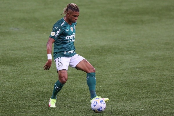 Danilo, em campo. (Foto: Marcello Zambrana/AGIF)