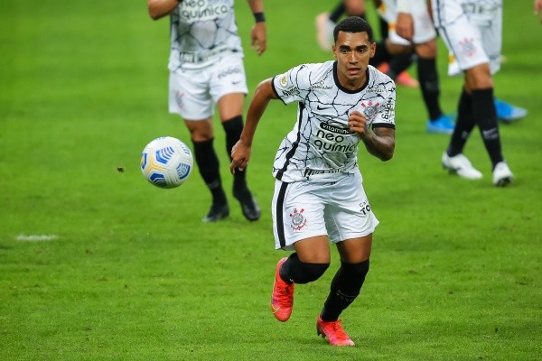 Foto: Pedro H. Tesch/AGIF – Du Queiroz vem sendo um “coringa” do Timão