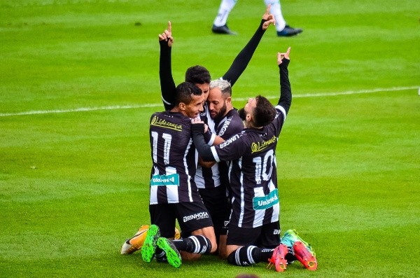 R.Pierre/AGIF/ Figueirense comemorando gol. 