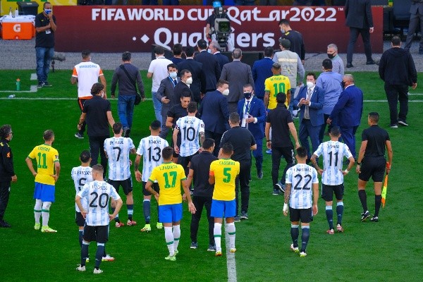 Irregularidades de jogadores argentinos e descumprimento de orientações motivaram suspensão da partida | Crédito: Marcello Zambrana/AGIF