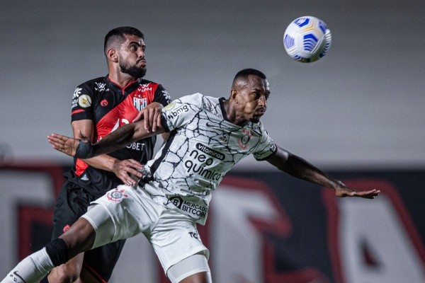 Corinthians em campo contra o Atlético-GO. (Foto: Heber Gomes/AGIF)