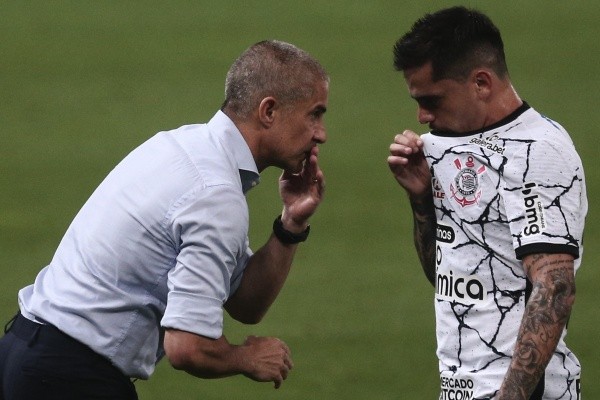 Sylvinho em campo conversando com Fagner. (Foto: Ettore Chiereguini/AGIF)