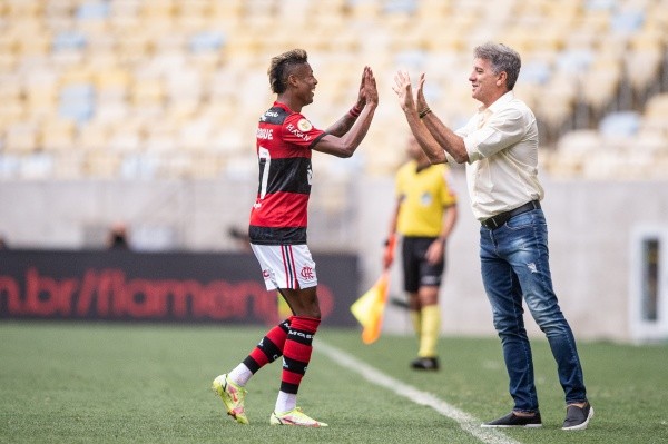 Bruno Henrique comemorando gol com o técnico Renato Gaúcho. (Foto: Thiago Ribeiro/AGIF)