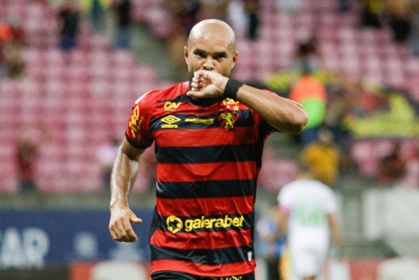 Após Zé Welison ter choque de cabeça com Lucca do Fluminense, Sport traz atualizações sobre o jogo (Foto: Rafael Vieira/AGIF)