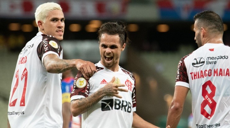 Jogadores do Flamengo comemoram gol (Foto: Kely Pereira/AGIF)