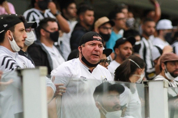 Torcida do Santos na Vila. (Foto: Fernanda Luz/AGIF)