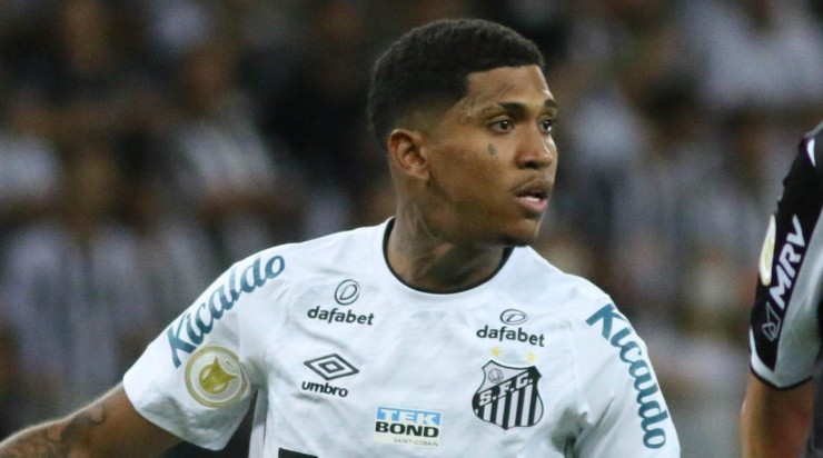 Foto: Fernando Moreno/AGIF - Raniel é constantemente criticado pela torcida.