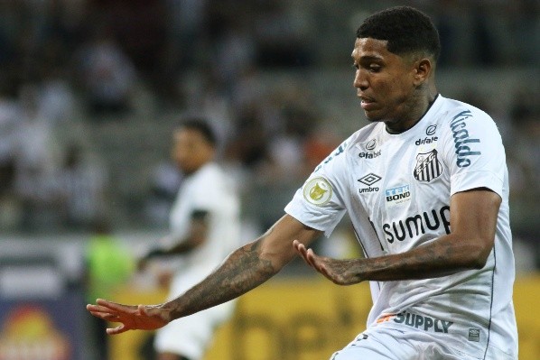 Raniel em campo Santos. (Foto: Fernando Moreno/AGIF)