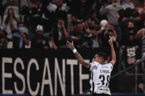 Gabriel Pereira comemorando gol. (Foto: Ettore Chiereguini/AGIF)