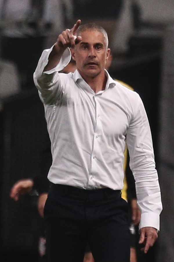 Foto: Ettore Chiereguini/AGIF – Sylvinho conseguiu classificar o Timão para a Libertadores