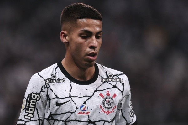 Gabriel Pereira em campo pelo Corinthians. (Foto: Ettore Chiereguini/AGIF)