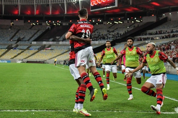 RJ - Rio de Janeiro - 30/10/2021 - BRASILEIRO A 2021, FLAMENGO X ATLETICO-MG - Michael jogador do Flamengo comemora seu gol com jogadores do seu time durante partida contra o Atletico-MG no estadio Maracana pelo campeonato Brasileiro A 2021. Foto: Thiago Ribeiro/AGIF