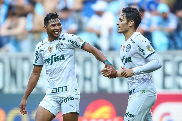 Foto: Pedro H. Tesch/AGIF – Rony e Raphael Veiga, jogadores do Verdão que marcaram contra o Peixe